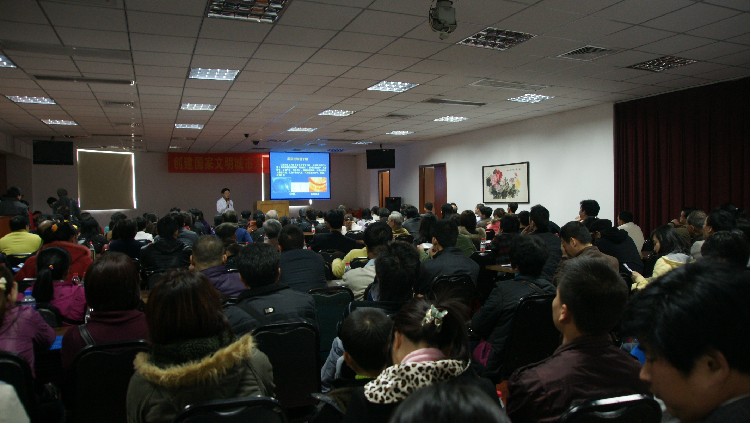 眼科中心專家為干眼俱樂部患者做免費(fèi)講座